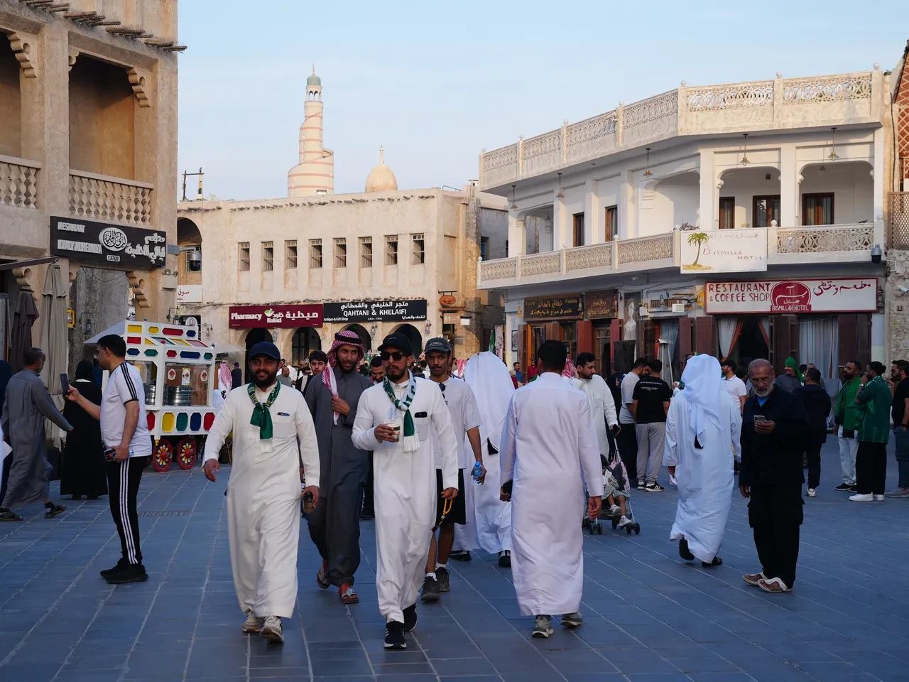 Arap Kupası'nda renkli görüntüler: Taraftarlar Doha'daki tarihi çarşıya akın ediyor!
