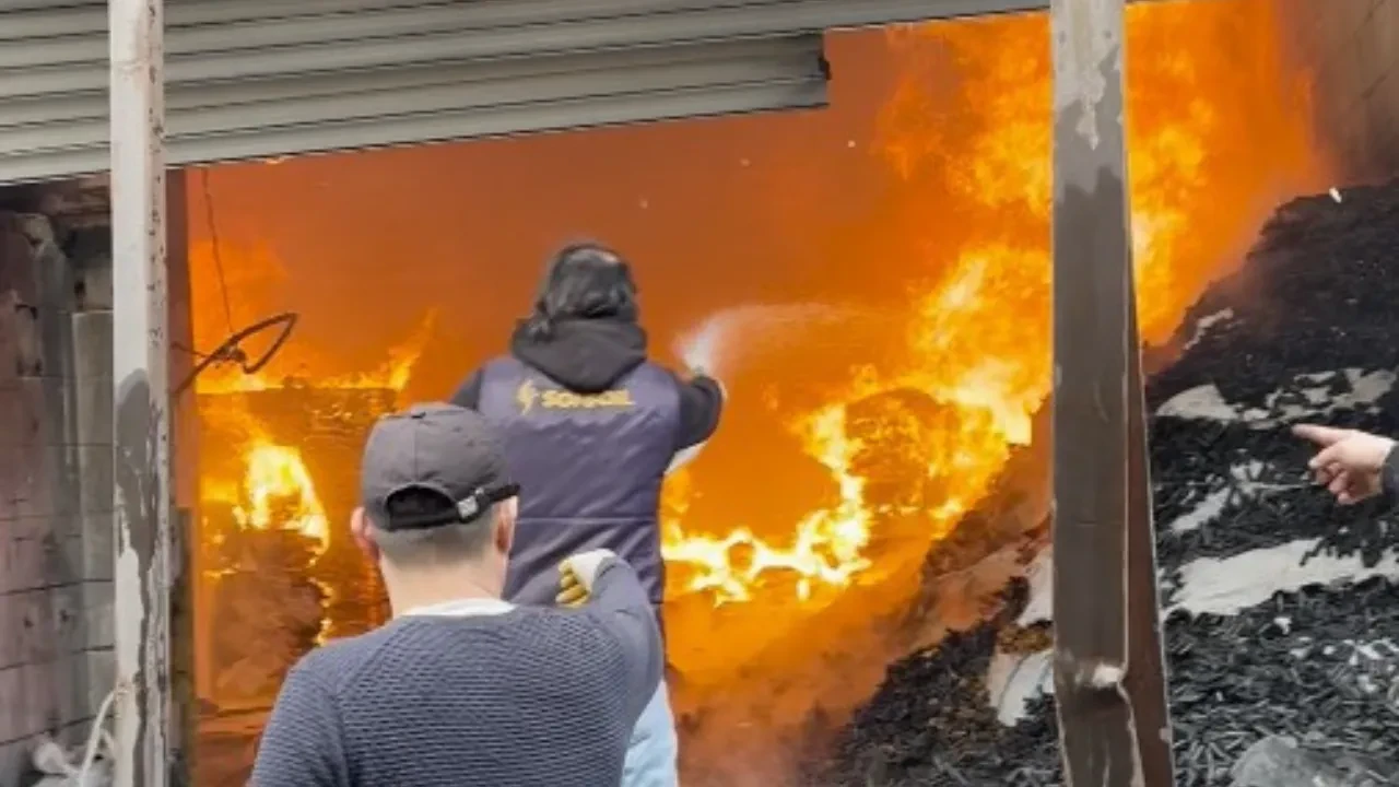 Bakırköy'de fabrika yangını! Dumanlar gökyüzünü kapladı