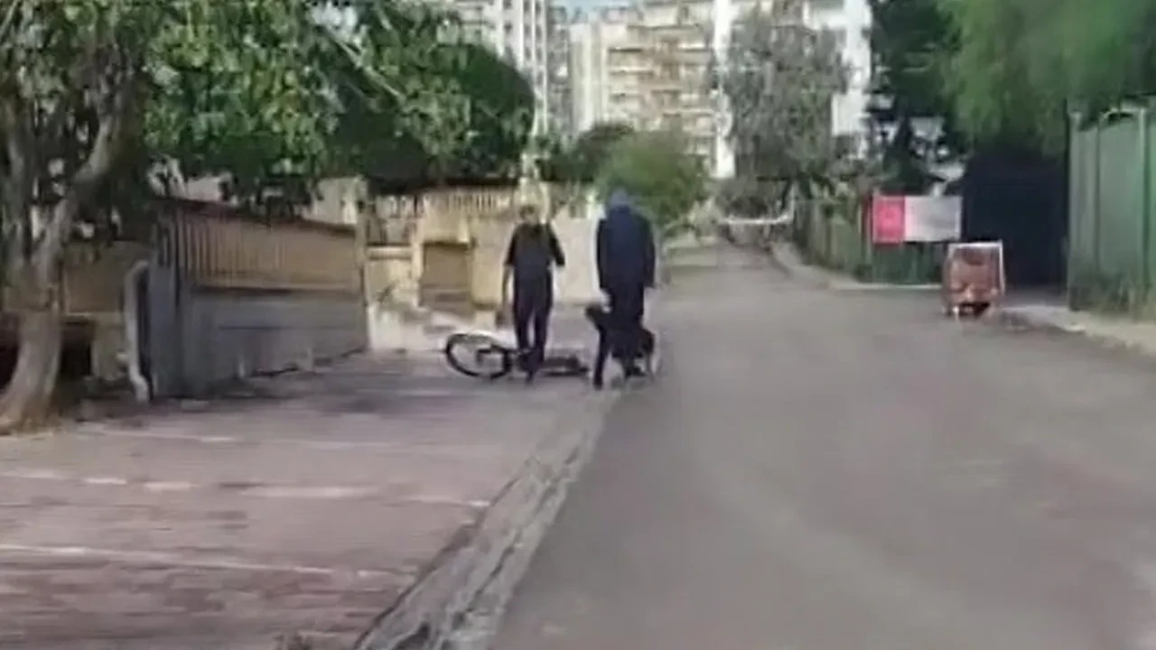 Bisikletli çocuğu sokak ortasında darbettiler! Skandal anlar kamerada