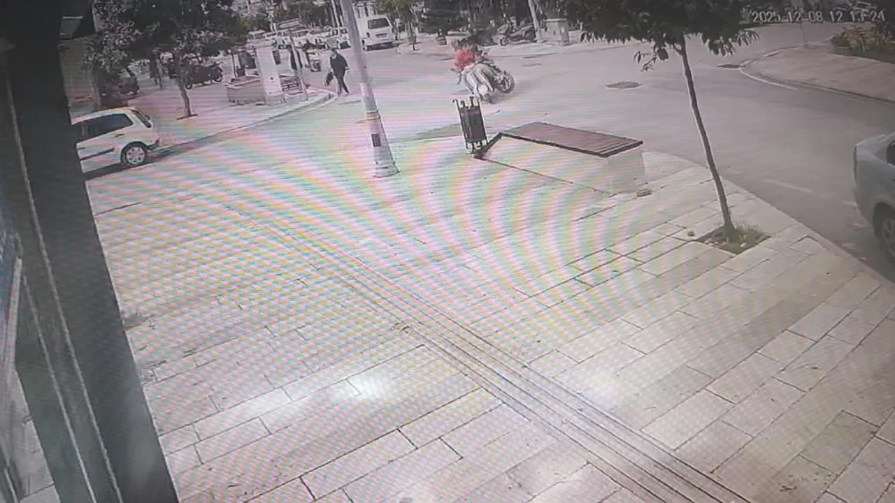 Bisikletli çocuğu sokak ortasında darbettiler! Skandal anlar kamerada