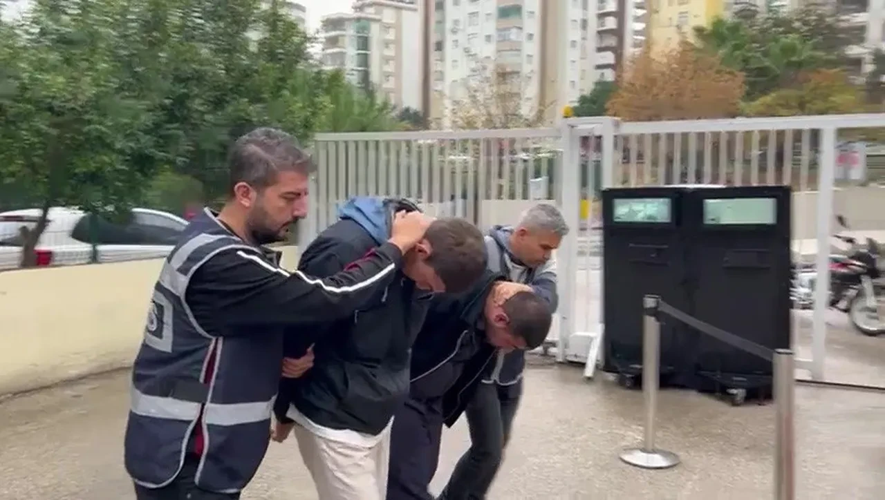 Bisikletli çocuğu sokak ortasında darbettiler! Skandal anlar kamerada