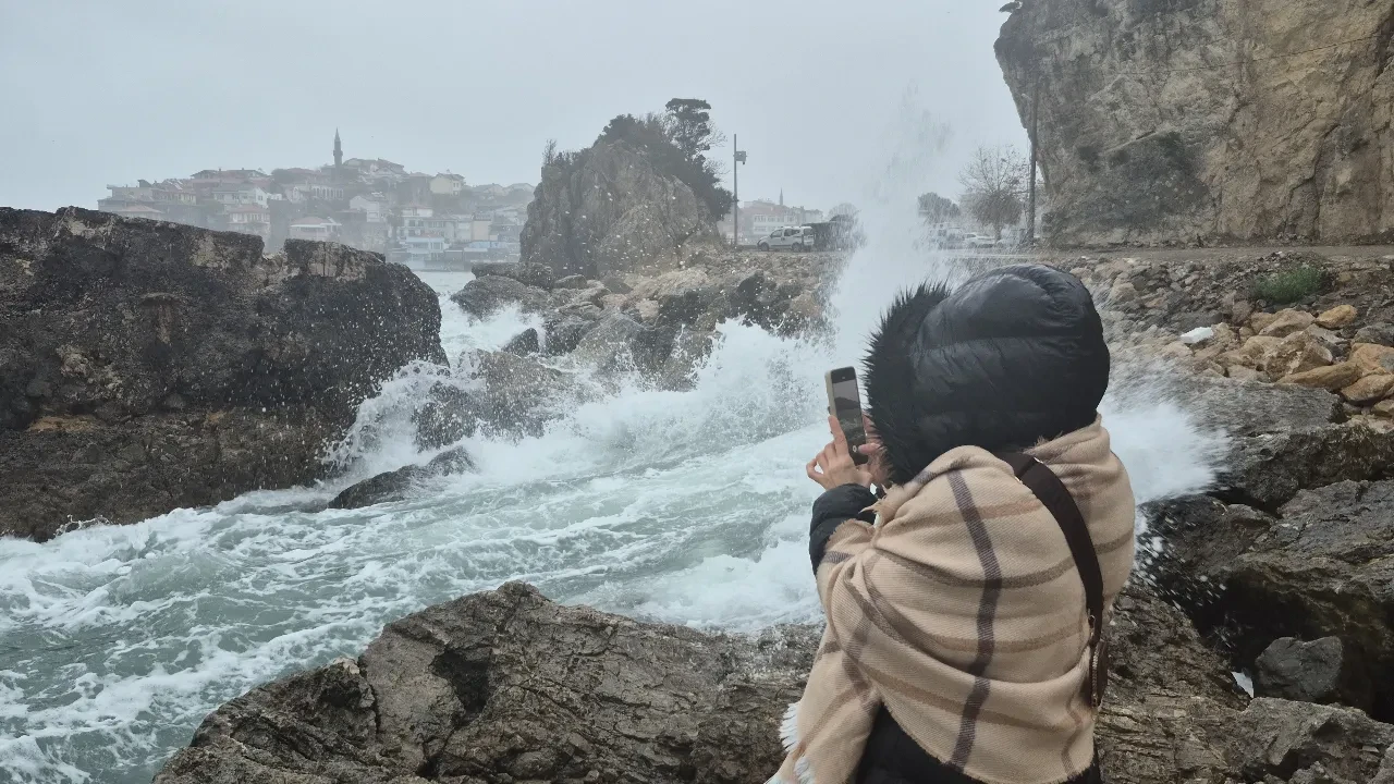 Dalga boyu 3 metreyi aştı! Görenler telefonlarına sarıldı