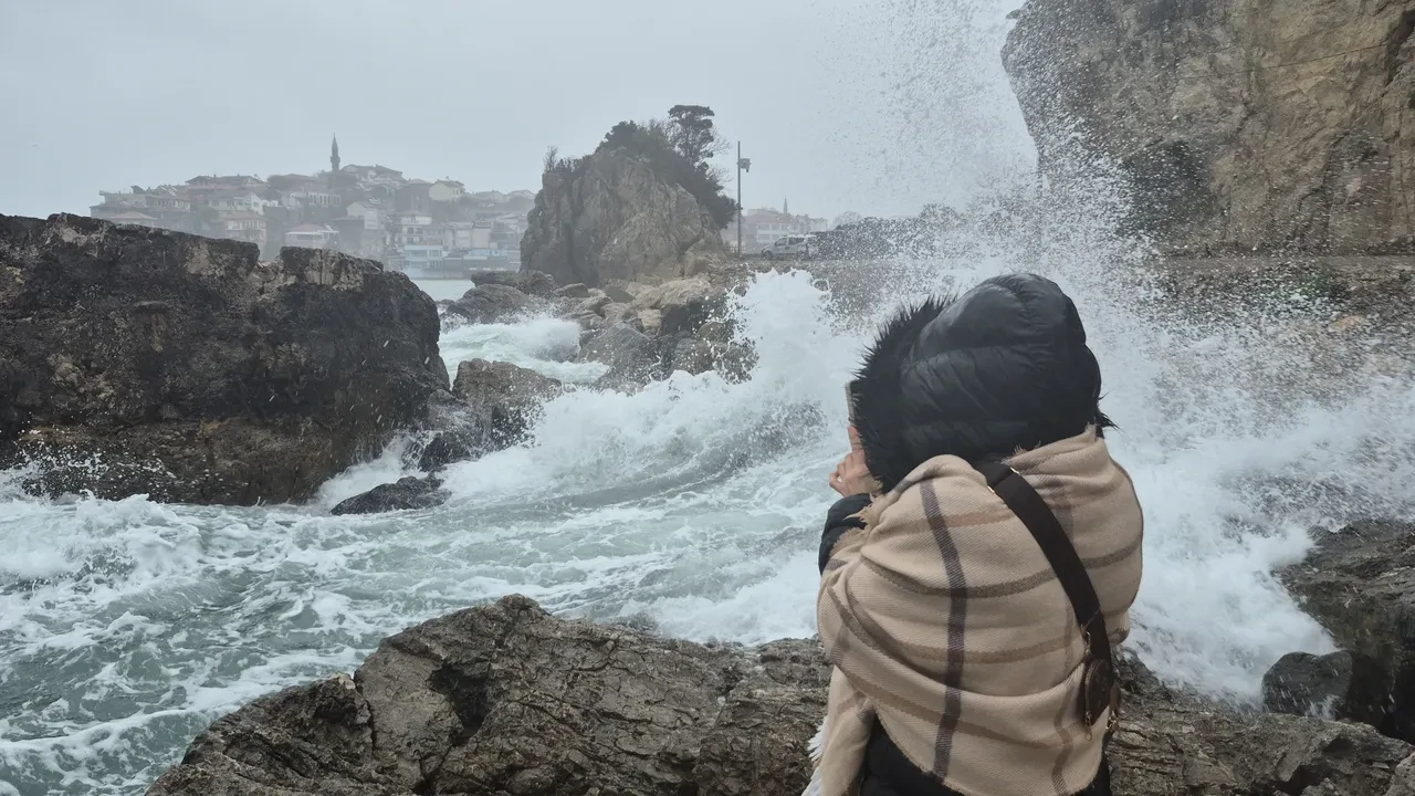 Dalga boyu 3 metreyi aştı! Görenler telefonlarına sarıldı