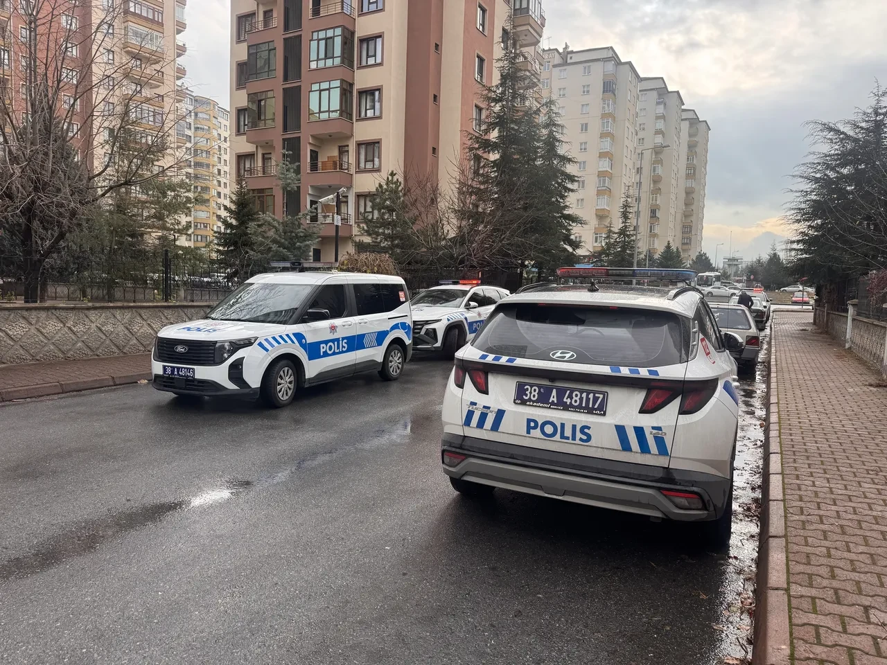 Eşinin evine giremedi, görevlinin eşini öldürdü! Daha önce de binaya geldiği görüntüler çıktı