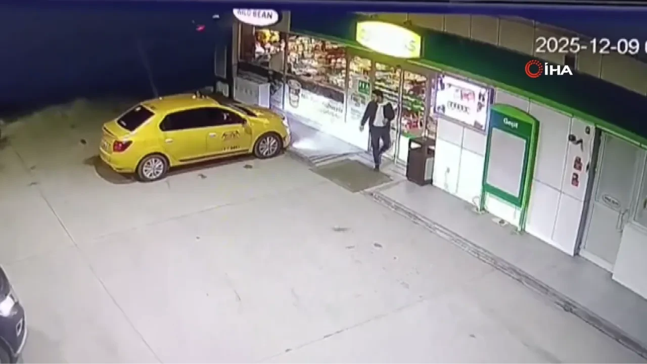'Fenalaştım' dedi, taksiyi gasp edip kaza yaptı! O anlar kamerada