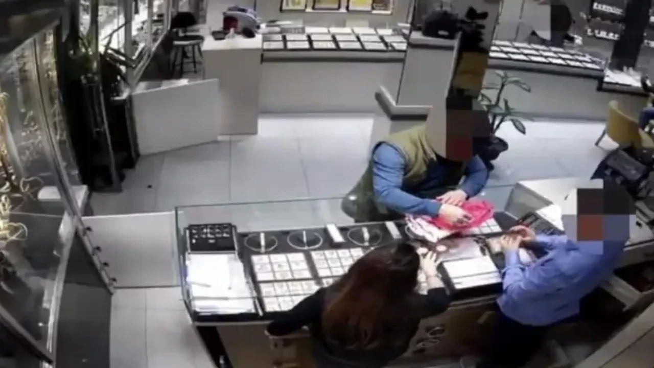 Hızını alamadı! 4 milyon TL'lik altınla beraber güvenlik kamerasını da çaldı!