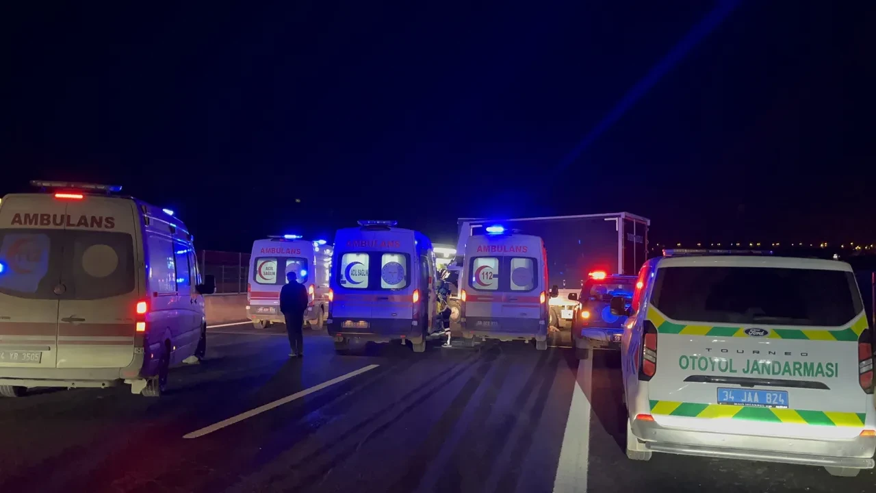 İstanbul TEM Otoyolu'nda zincirleme kaza: 4 yaralı