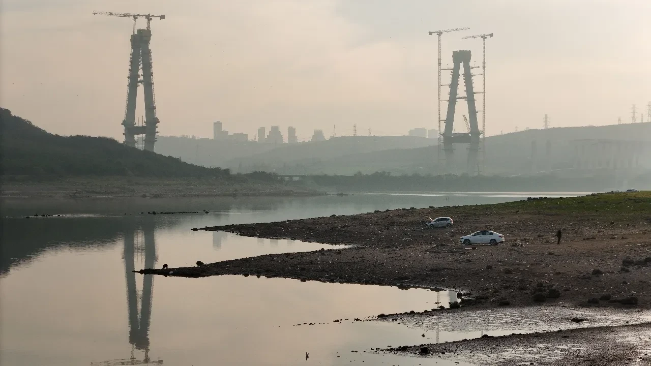 İstanbul'da kuraklığın görüntüsü! Su seviyesi düşünce eski köy evleri ortaya çıktı