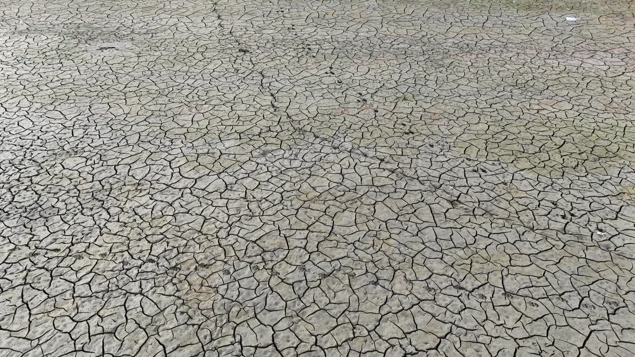 İstanbul'da kuraklığın görüntüsü! Su seviyesi düşünce eski köy evleri ortaya çıktı