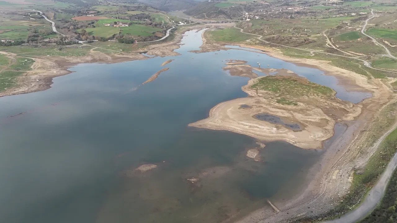 İstanbul'da kuraklığın görüntüsü! Su seviyesi düşünce eski köy evleri ortaya çıktı