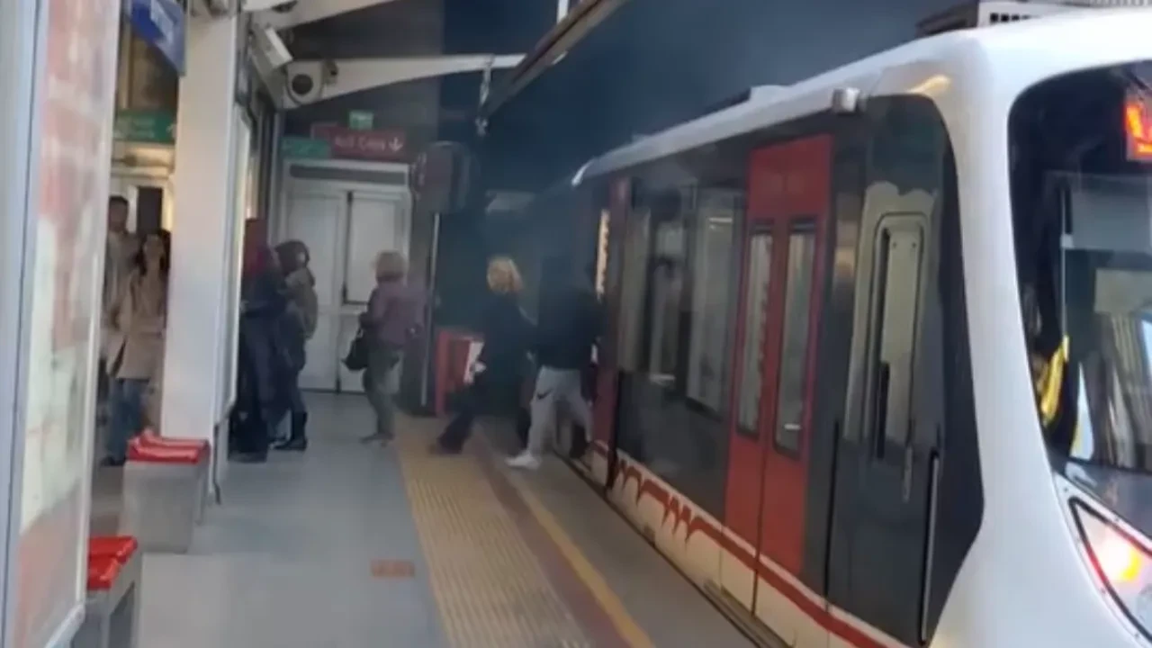 İzmir metrosunda korku dolu anlar! Vagon raydan çıktı