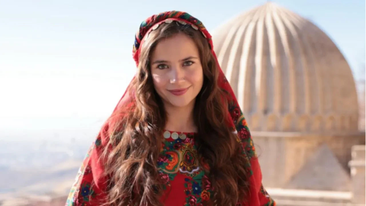 Kan Çiçekleri'nin yıldızı Yağmur Yüksel'den Oktay Ekinci'ye ilanı aşk! 