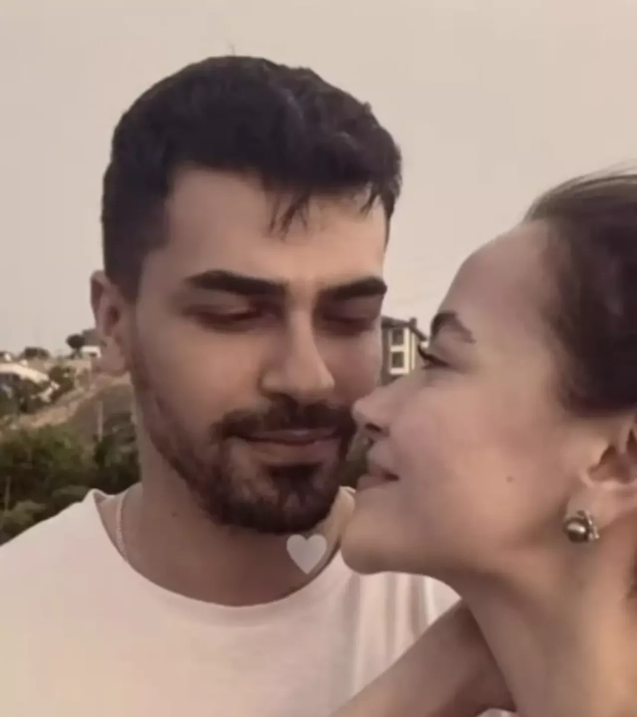 Kan Çiçekleri'nin yıldızı Yağmur Yüksel'den Oktay Ekinci'ye ilanı aşk!