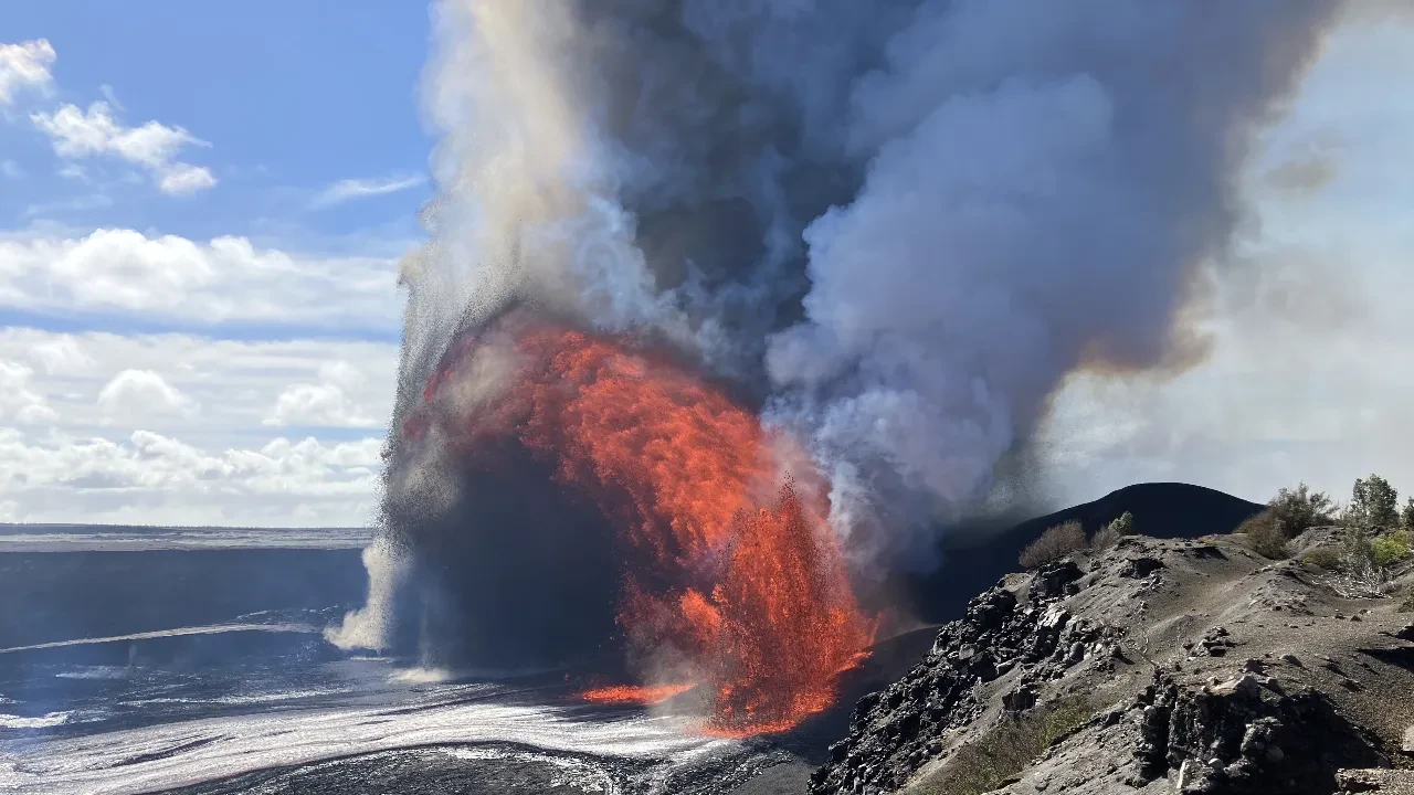 Kilauea Yanardağı'nın lavları kamerayı yuttu