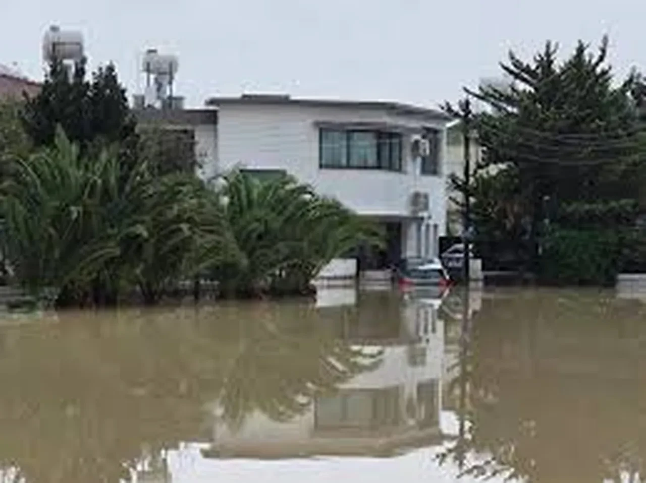 KKTC'de şiddetli yağış alarmı! Gönyeli Barajı taştı, eğitime 1 gün ara verildi