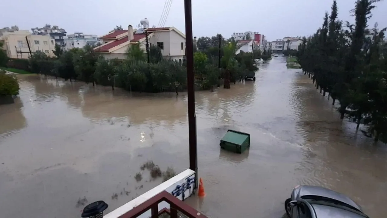 KKTC'de şiddetli yağış alarmı! Gönyeli Barajı taştı, eğitime 1 gün ara verildi