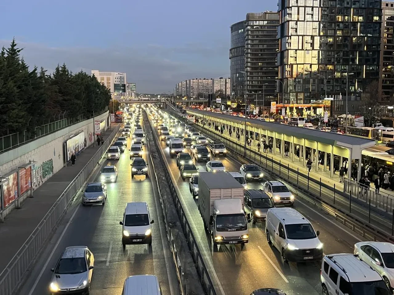 Mesai çıkışı çile! İstanbul'da trafik oranı yüzde 81 ölçüldü!
