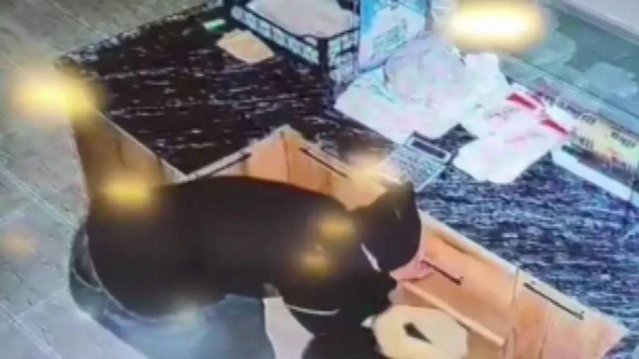 Sadaka kutusu ve nakit para çaldılar! Kamera o anlarda kayıttaydı 