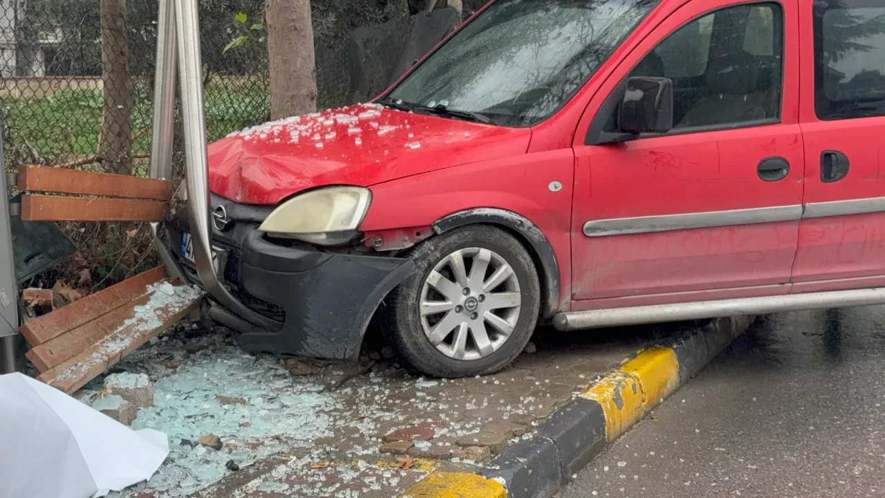 Sürücüsüz araç, otobüs durağını yıktı geçti! Kaza anı kamerada
