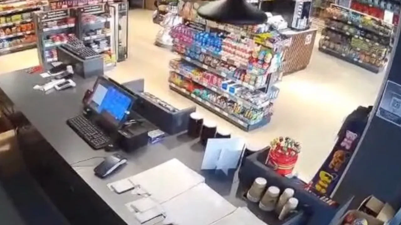 Tunceli'de deprem anı kameralara yansıdı