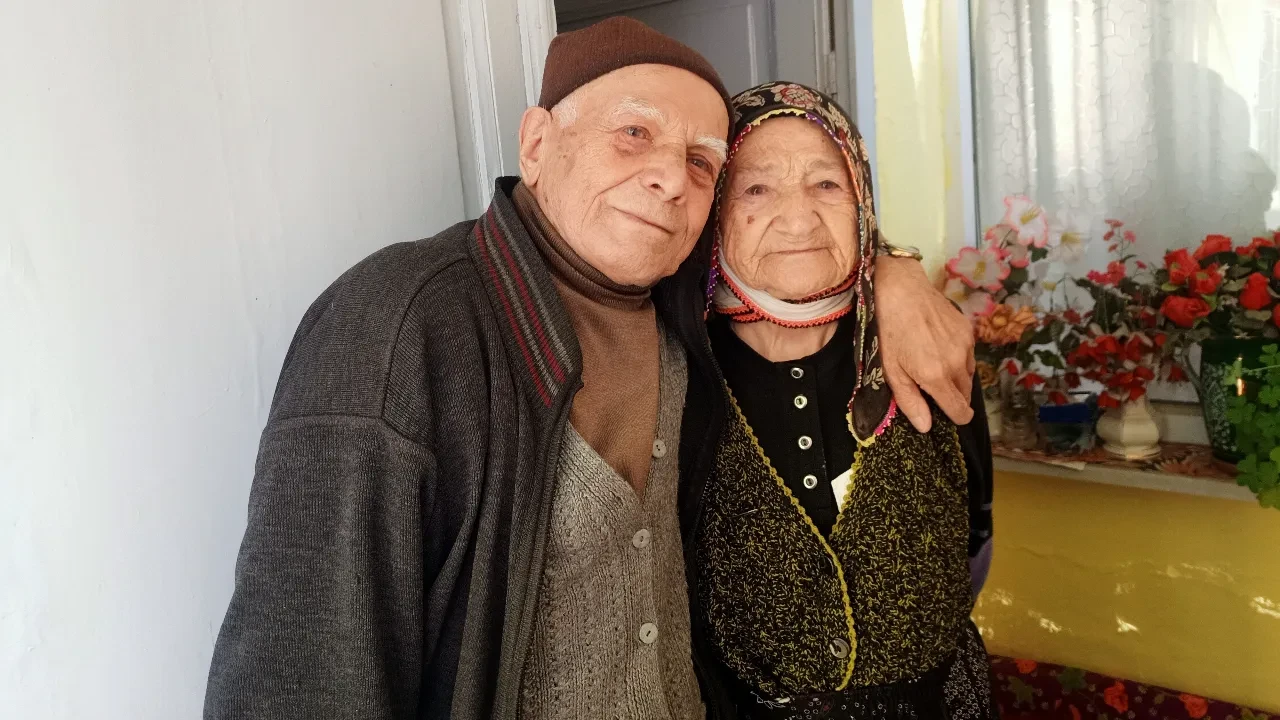 Yıllardır gözü gibi baktığı otomobiline gözyaşlarıyla veda etti