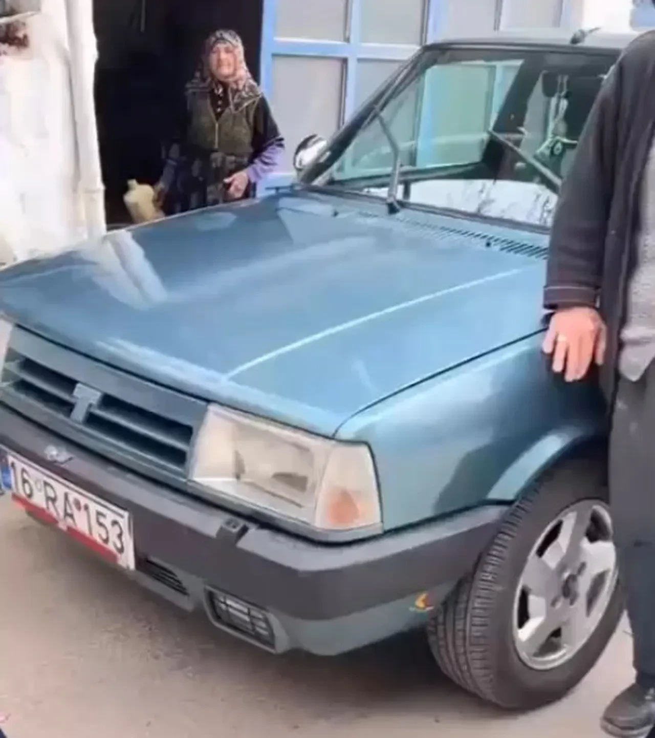 Yıllardır gözü gibi baktığı otomobiline gözyaşlarıyla veda etti