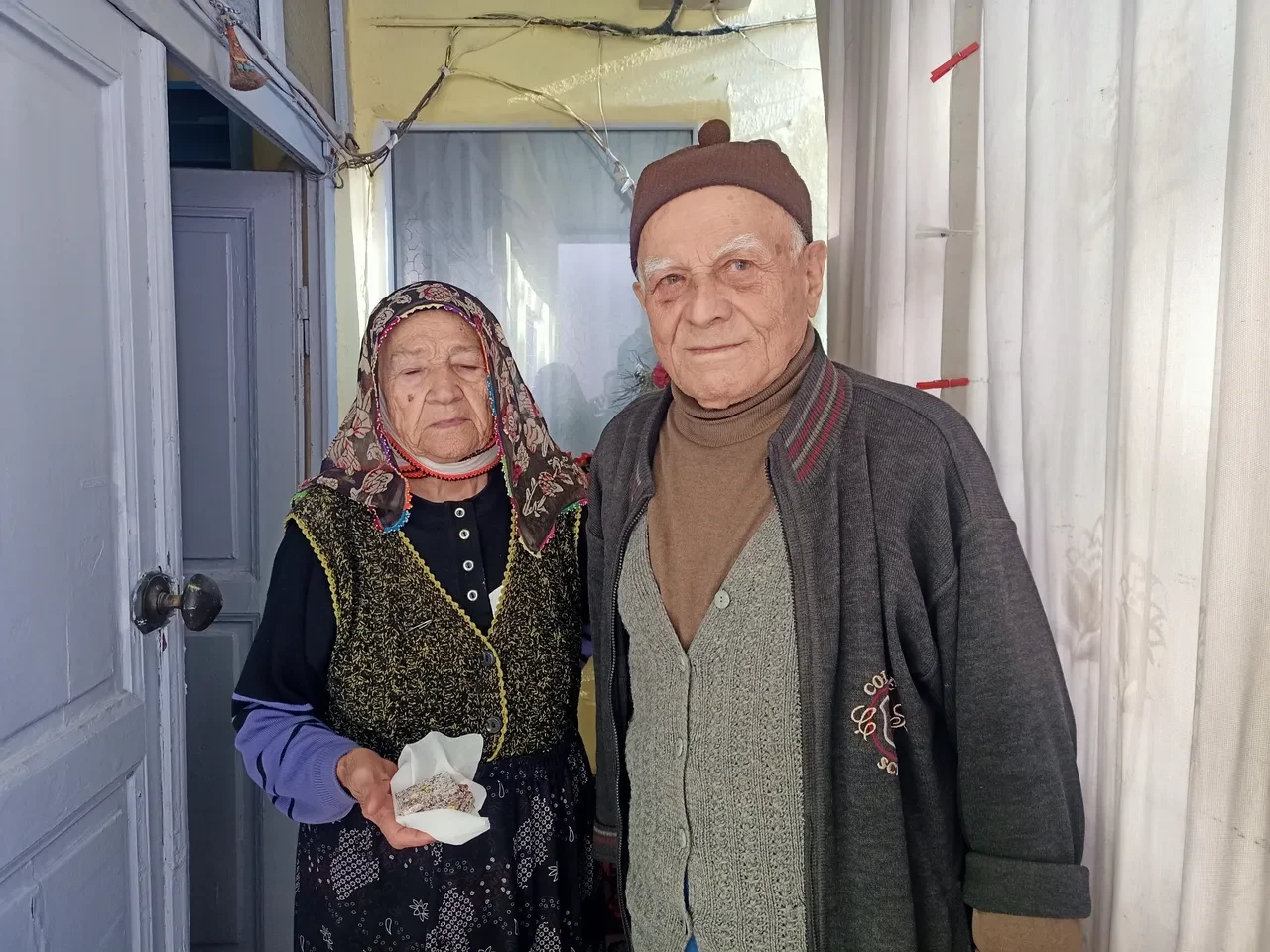 Yıllardır gözü gibi baktığı otomobiline gözyaşlarıyla veda etti