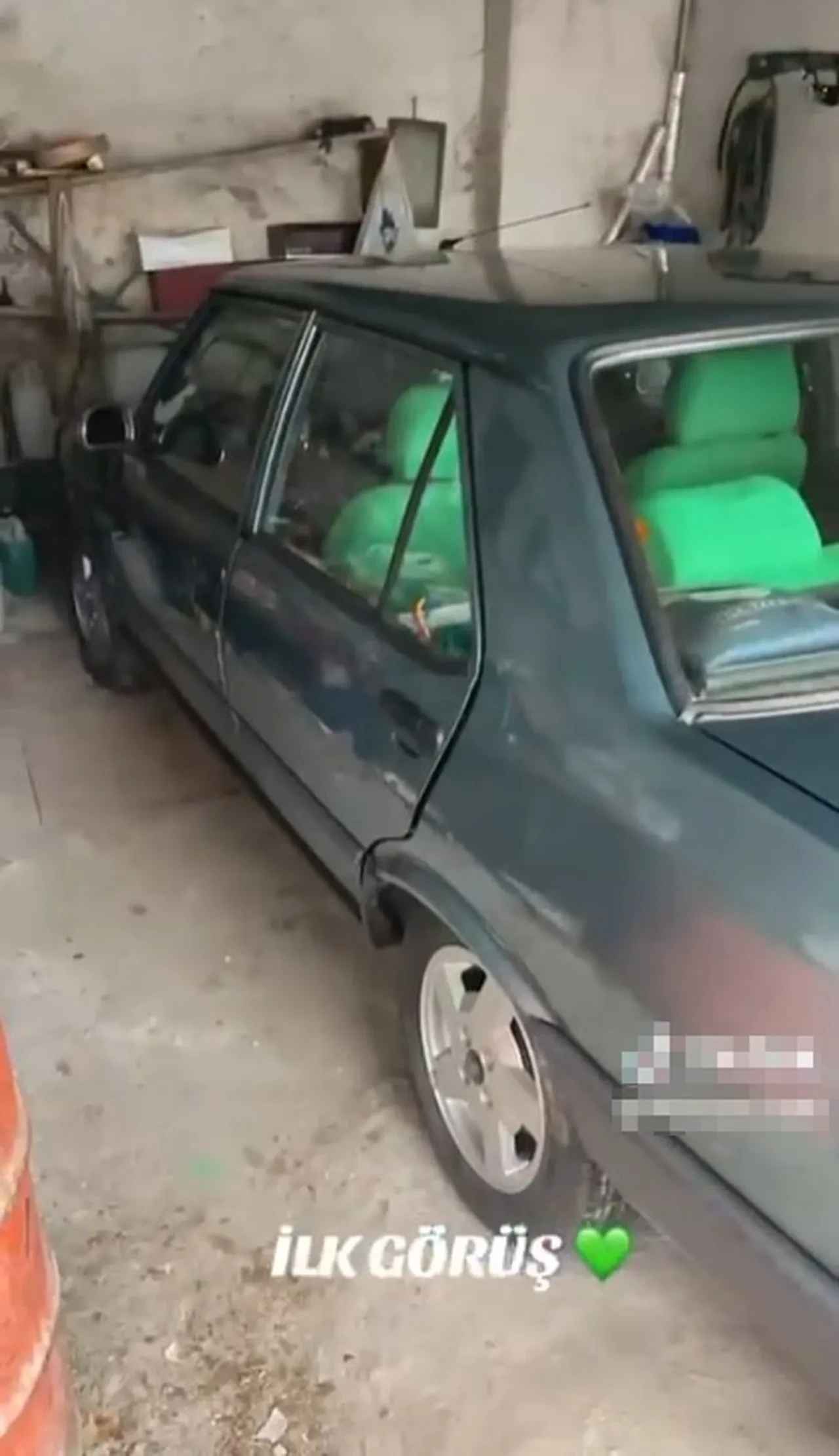 Yıllardır gözü gibi baktığı otomobiline gözyaşlarıyla veda etti