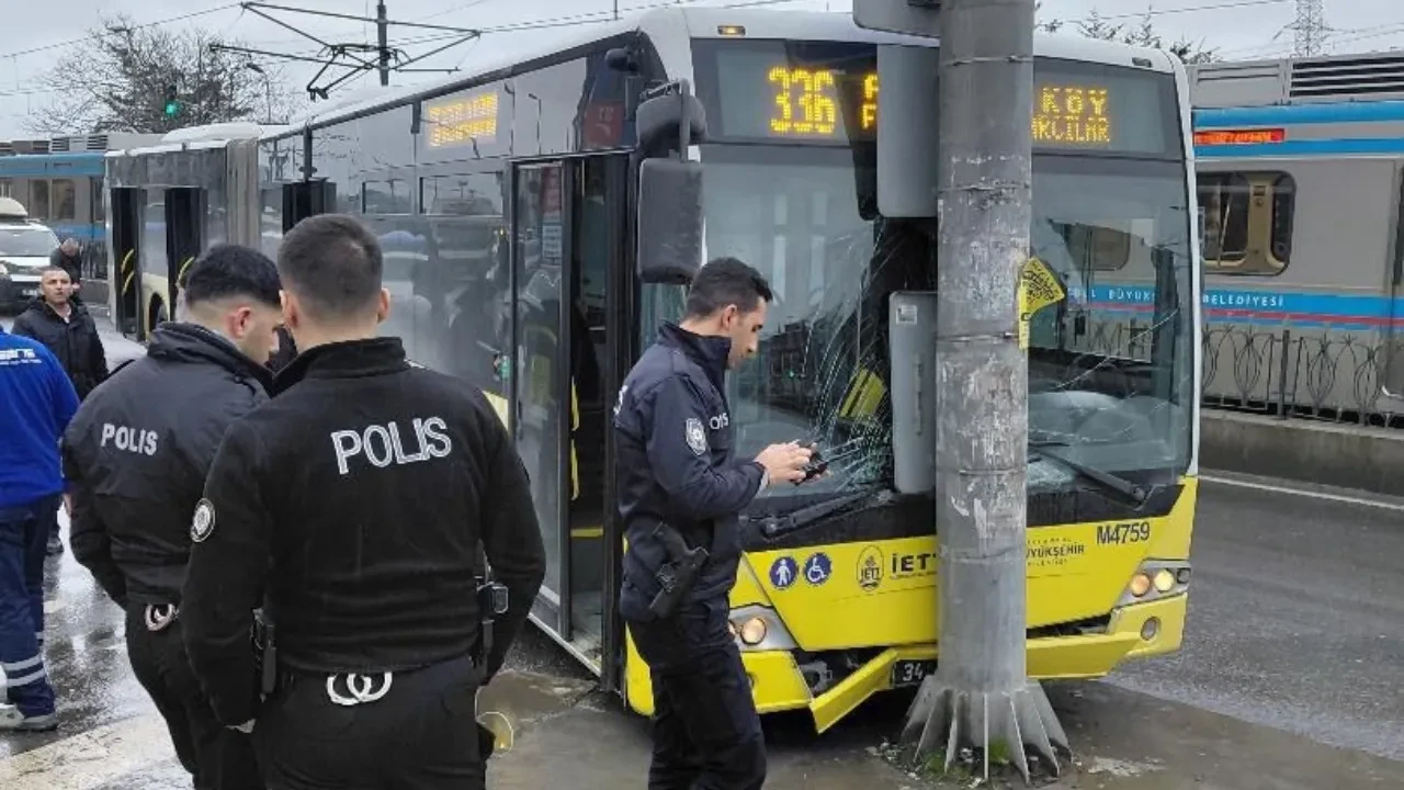 Yola dökülen akaryakıt kazaya neden oldu! İETT otobüsü direğe çarptı