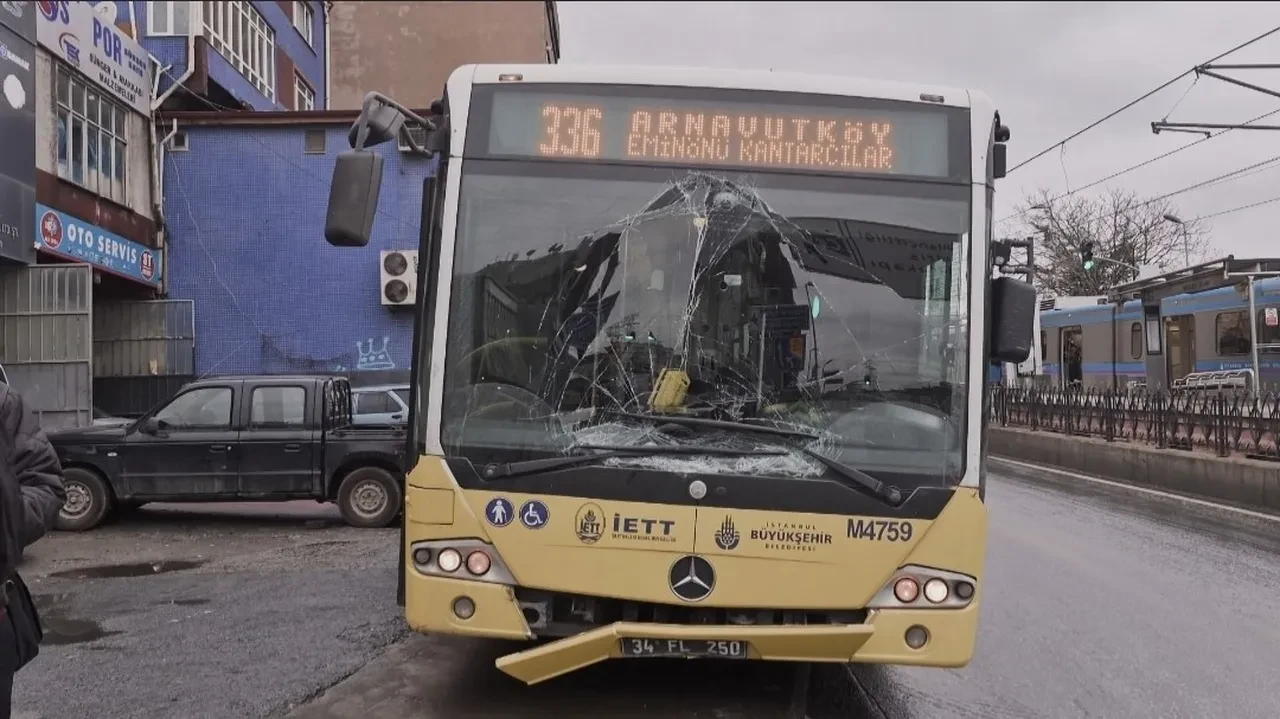 Yola dökülen akaryakıt kazaya neden oldu! İETT otobüsü direğe çarptı