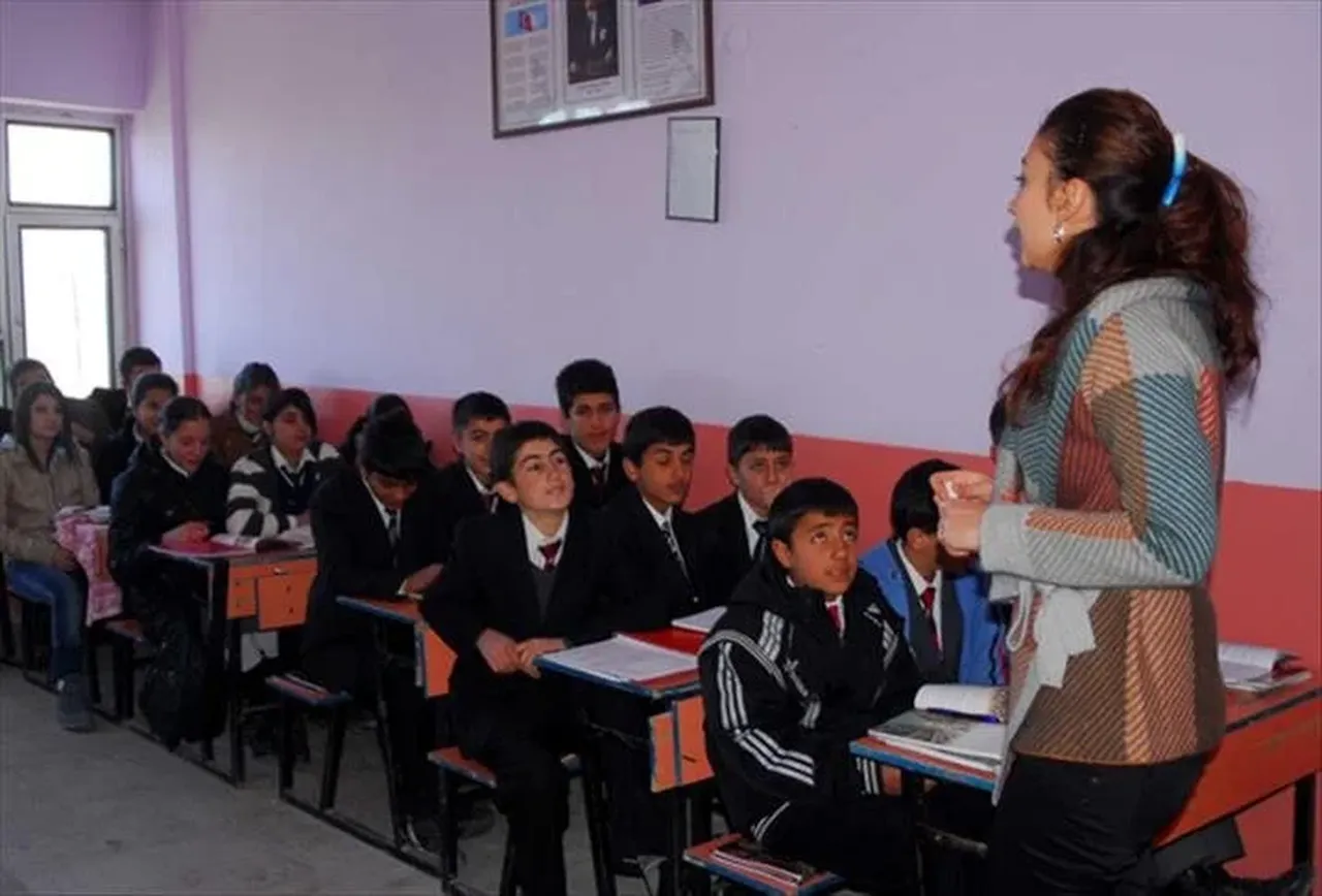 Öğretmenlere ek ders dopingi! Karar Resmi Gazete'de: Akşam dersleri için daha fazla ücret müjdesi