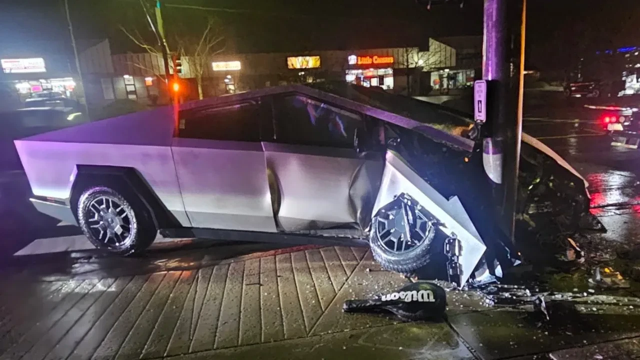 Tesla FSD bir kez daha sınıfta kaldı: Cybertruck, şerit değiştiremeyince kaza yaptı 