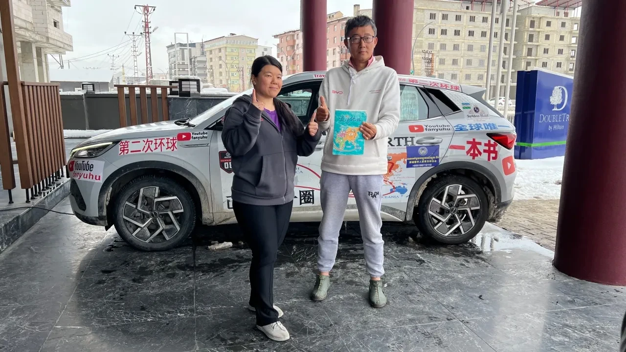 Elektrikli araç ile dünyayı gezen Çinli çift Hakkari'ye uğradı: "Hava kirliliğine dikkat çekmek istiyoruz"