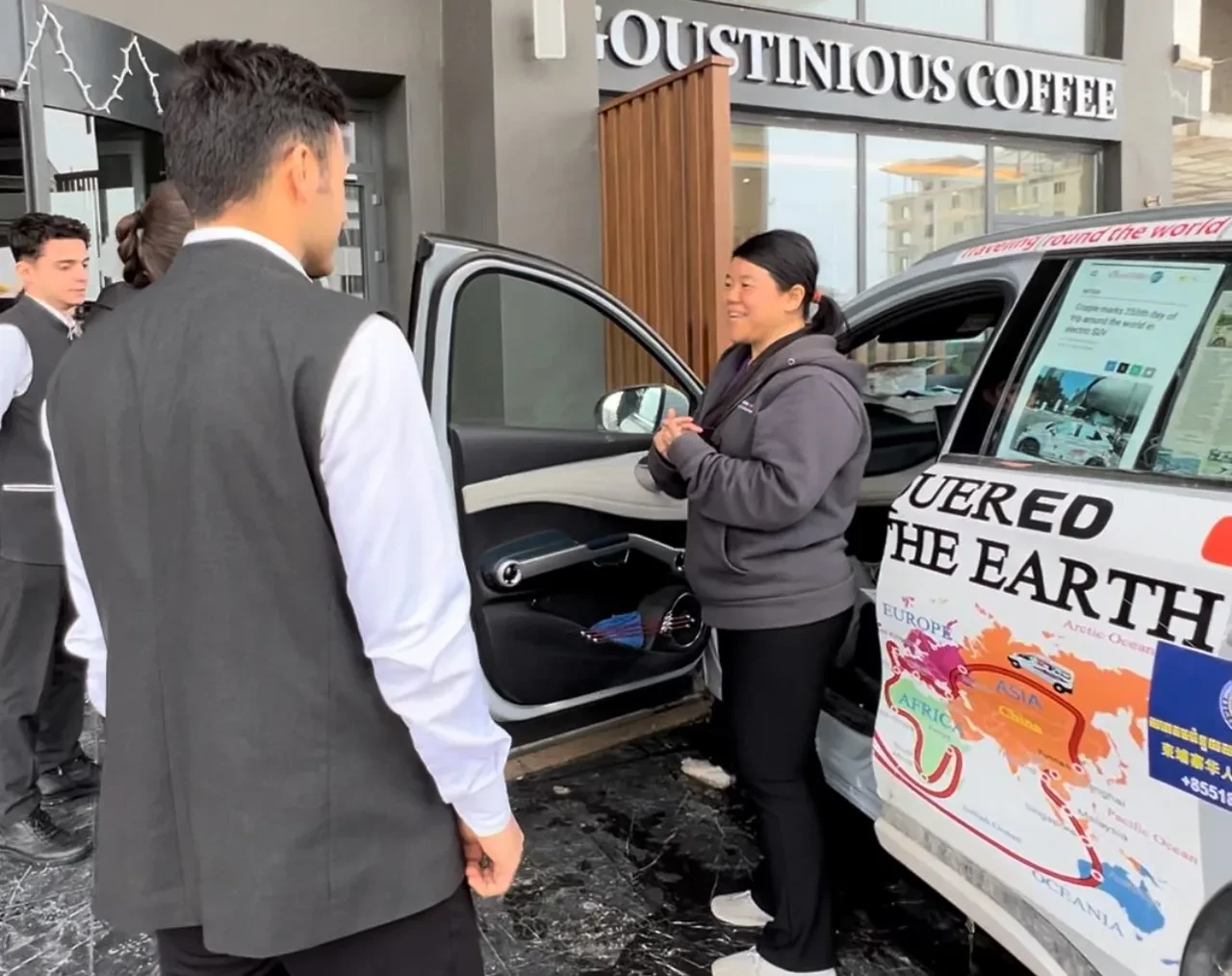 Elektrikli araç ile dünyayı gezen Çinli çift Hakkari'ye uğradı: "Hava kirliliğine dikkat çekmek istiyoruz"