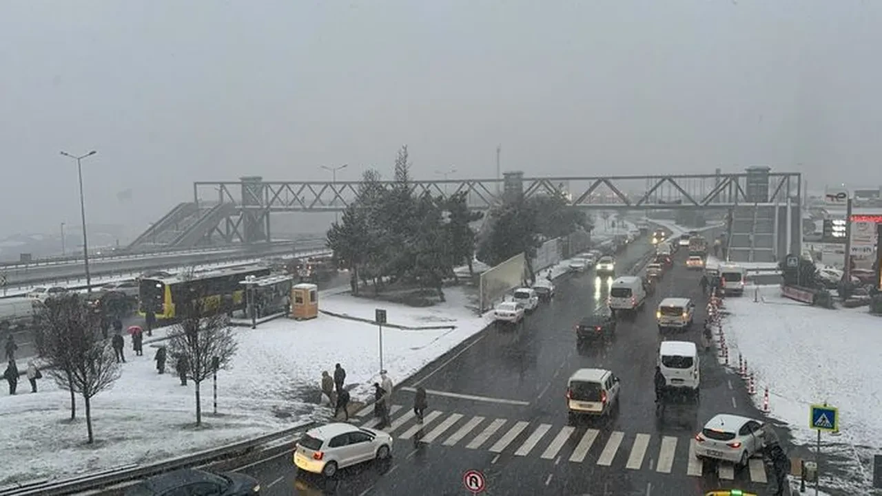 İstanbul'a kar engeli! Trafik durma noktasına geldi, araçlar yolda kaldı