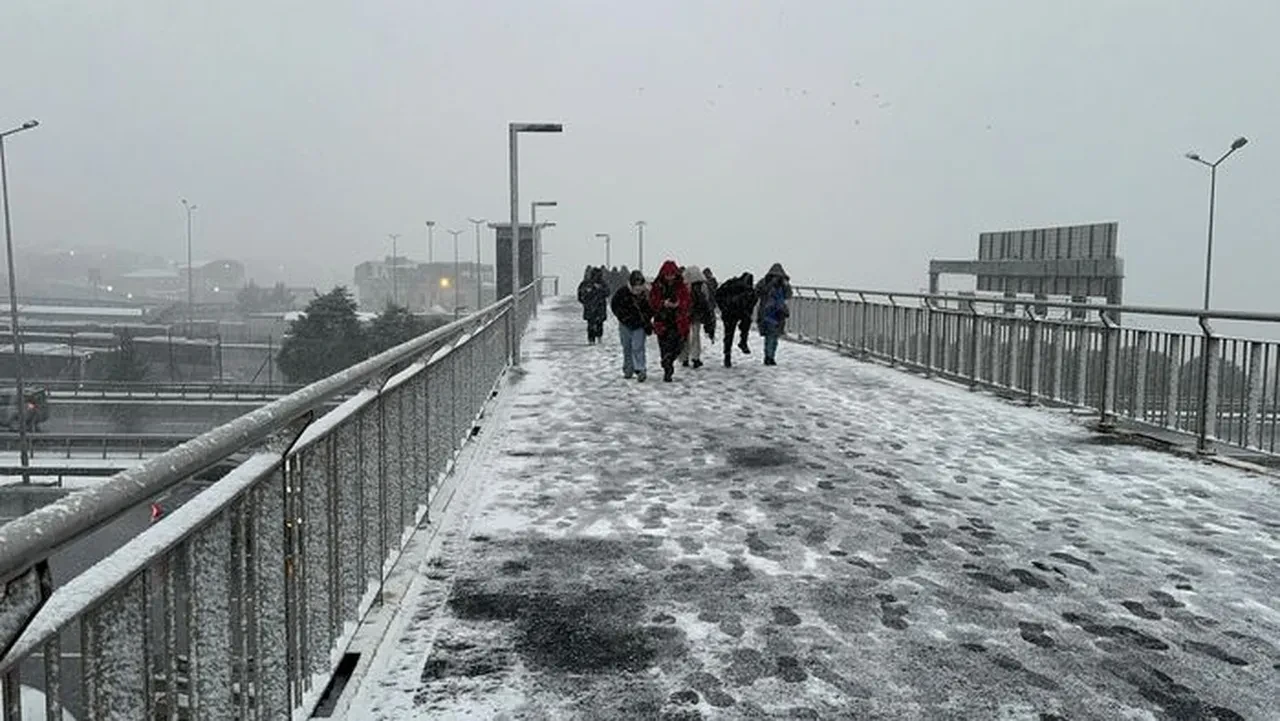 İstanbul'a kar engeli! Trafik durma noktasına geldi, araçlar yolda kaldı