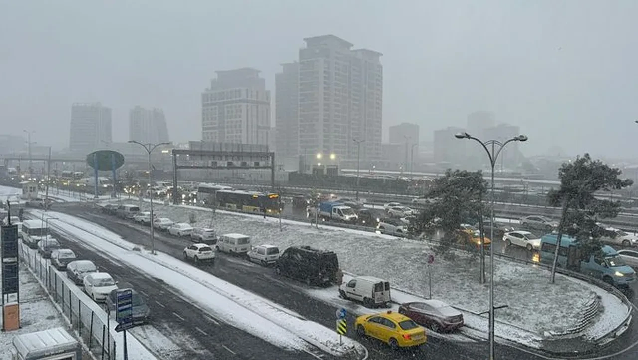 İstanbul'a kar engeli! Trafik durma noktasına geldi, araçlar yolda kaldı