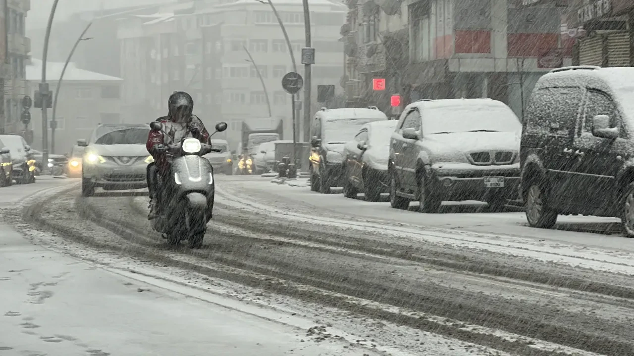 İstanbul'da kar başladı! Yollar beyaza büründü