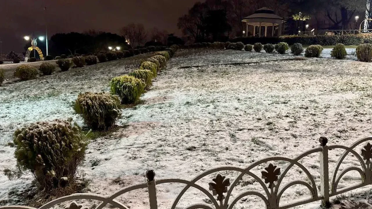 İstanbul'da kar yağışı yeniden başladı! Bazı ilçeler beyaza büründü