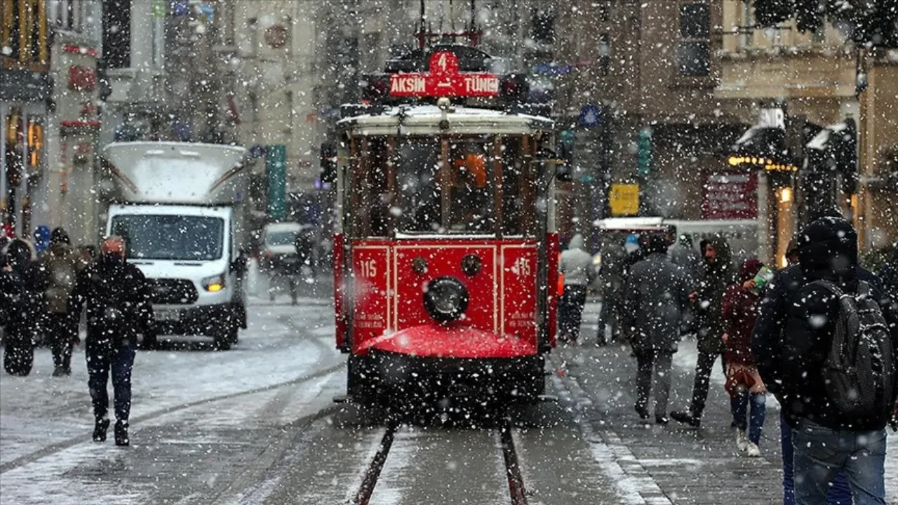 İstanbul’da yarın kar yağışı devam edecek mi belli oldu