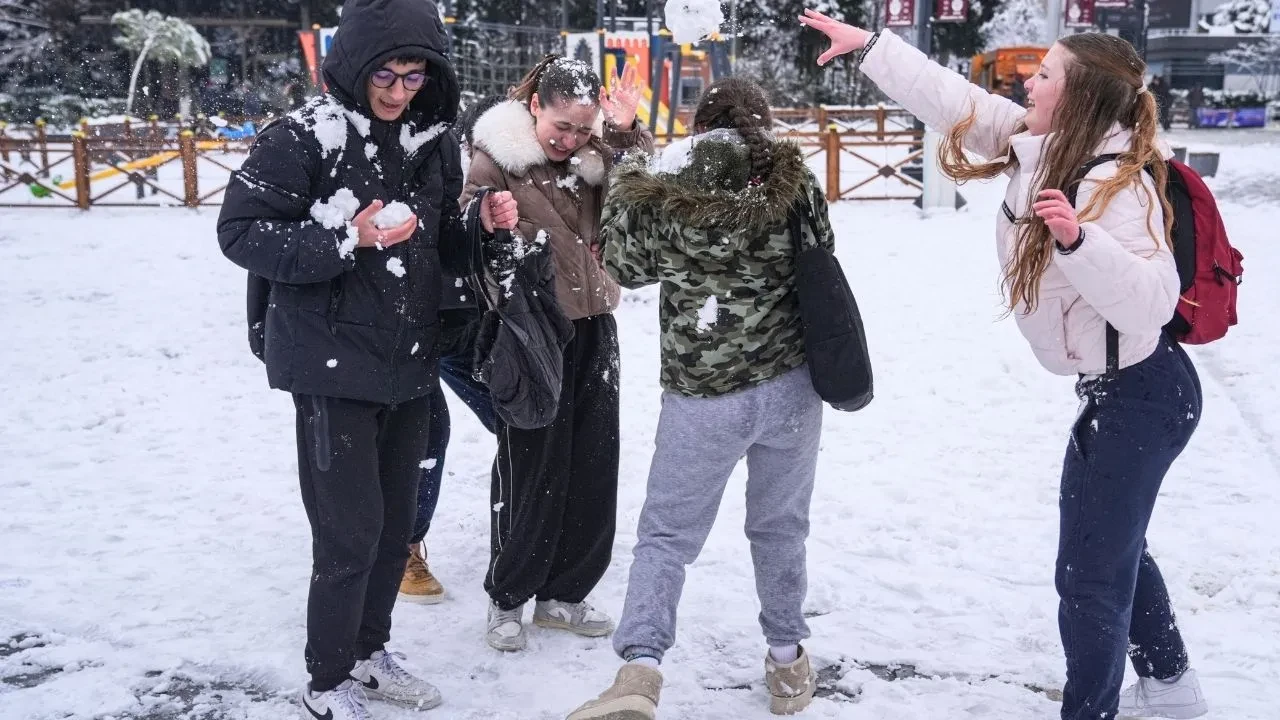 Son dakika | İstanbul'da yarın okullar tatil edildi: Çarşamba günü yoğun kar yağışı bekleniyor! Bir ilde daha eğitime ara verildi