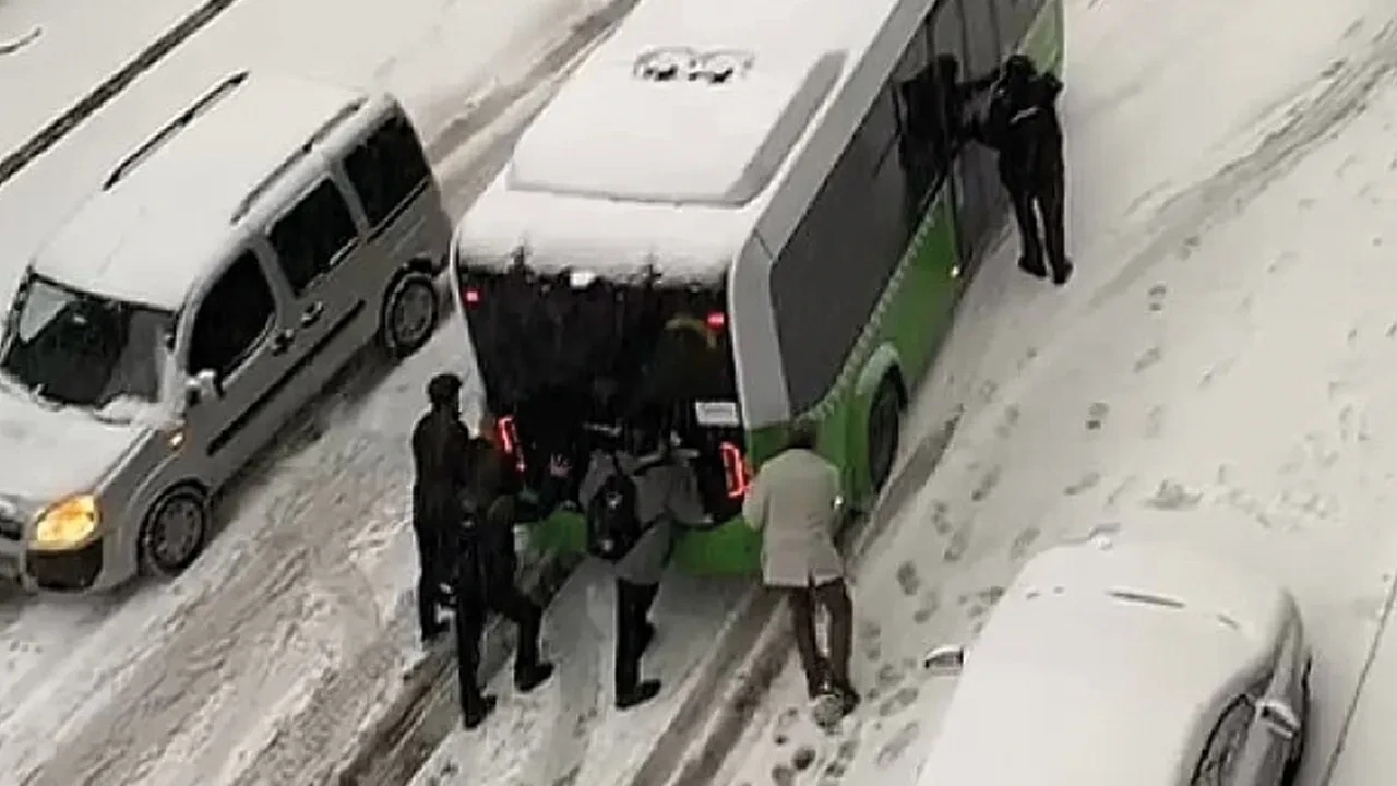 Yoğun kar yağışı kazayı beraberinde getirdi! İETT otobüsü kayarak ağaca çarptı