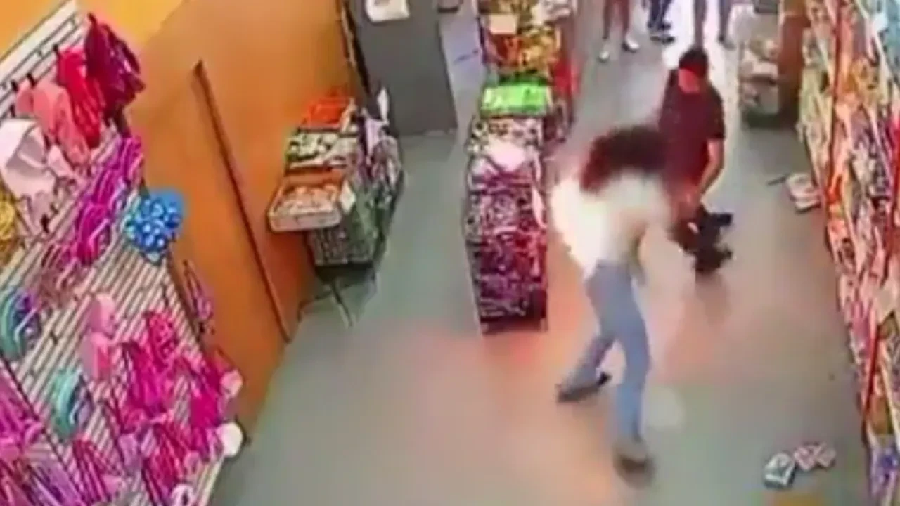 Alışveriş yapan kadının cebindeki telefon patladı! O korku dolu anlar kamerada