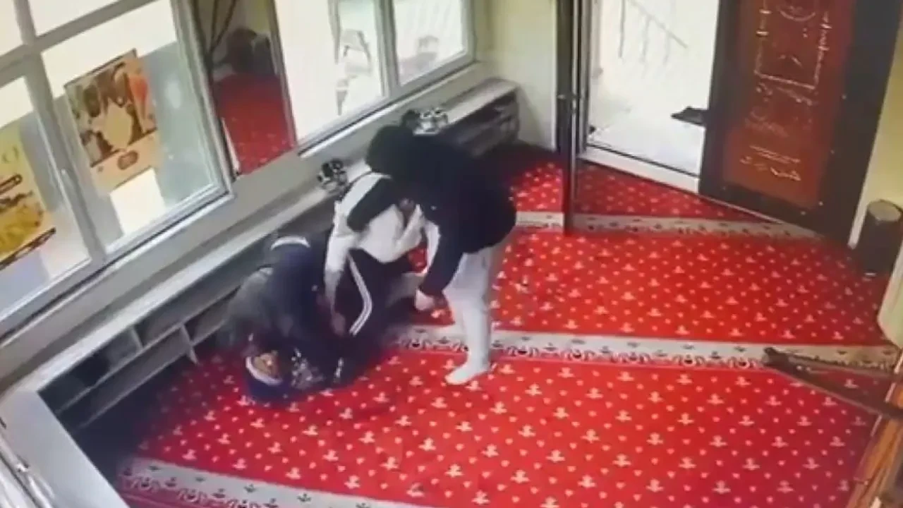 Camide dehşet anları! Makasla böyle saldırdı