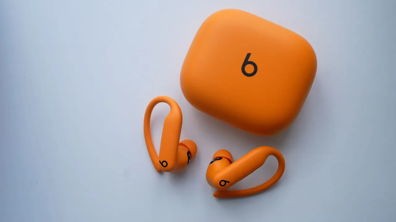 Powerbeats Pro 2 ve şarj kutusu