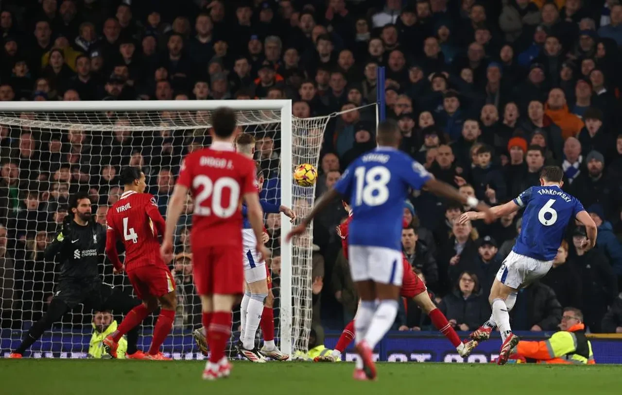 Arne Slot'a sıra dışı kırmızı kart! Everton-Liverpool derbisine damga vurdu