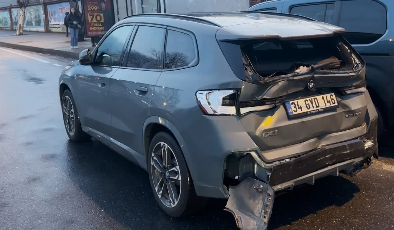 İETT otobüsü duramadı, öndeki cipe çarptı!  2 yaralı
