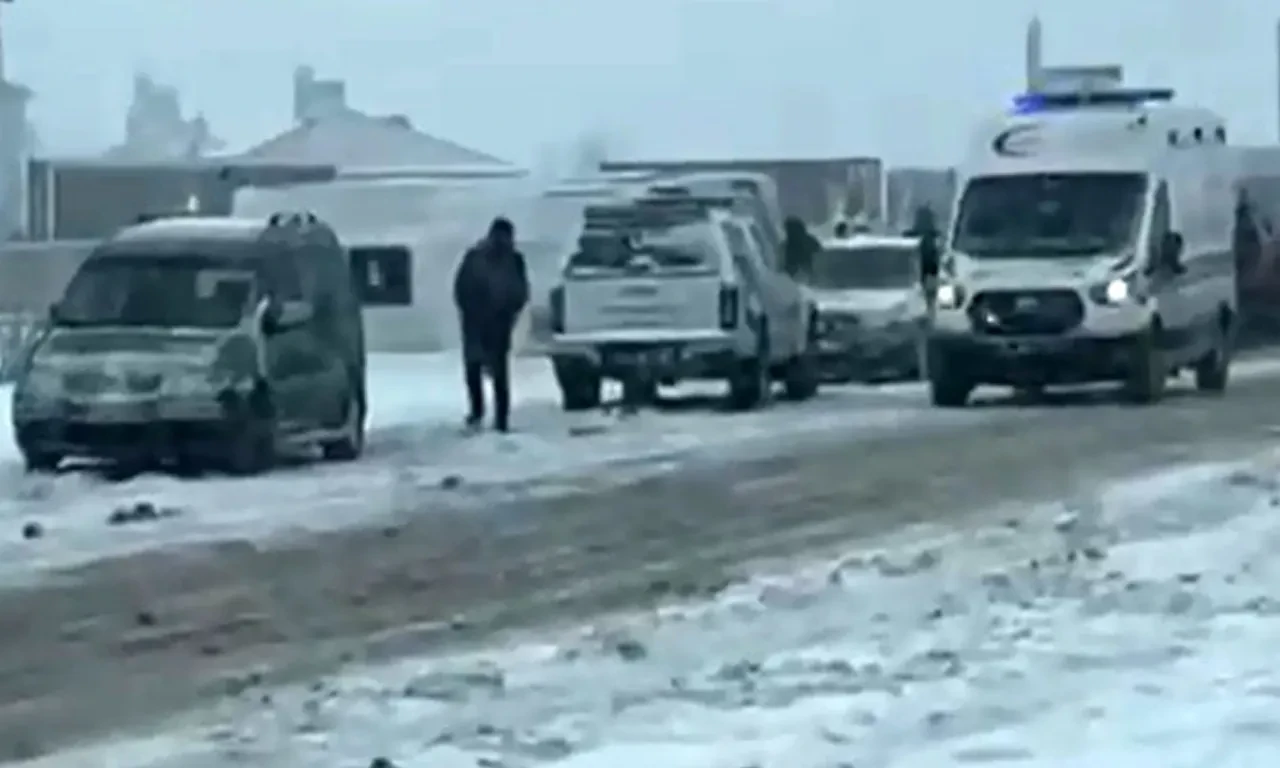 İşçi servisi şarampole devrildi: Çok sayıda yaralı var