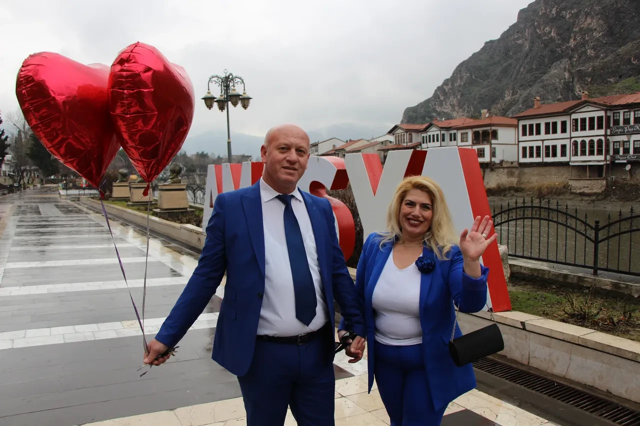 Türkiye'nin en renkli çifti! 26 yıldır aynı renk elbise giyiyorlar, her sene yeniden evleniyorlar