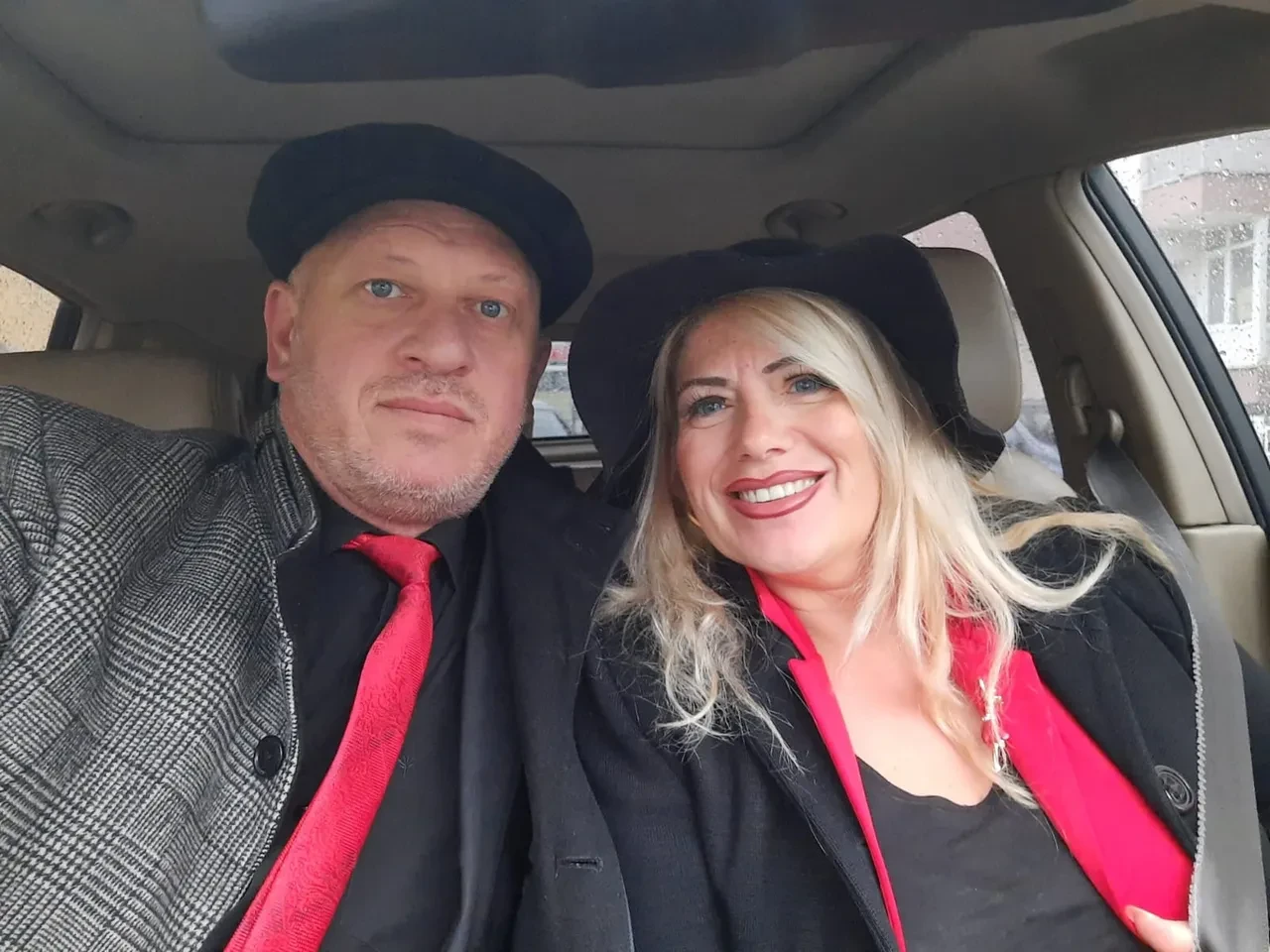 Türkiye'nin en renkli çifti! 26 yıldır aynı renk elbise giyiyorlar, her sene yeniden evleniyorlar